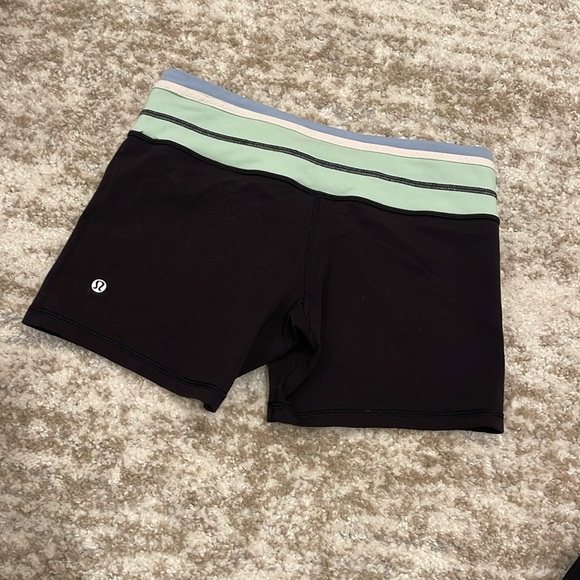 Lululemon RARE Reverse Groove Short (Regular) size 8 - Picture 3 of 7